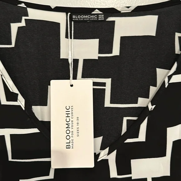 NWT Bloomchic 30 Plus, V-neck Blouse Beautiful black w/white, very elegant! - Picture 2 of 6